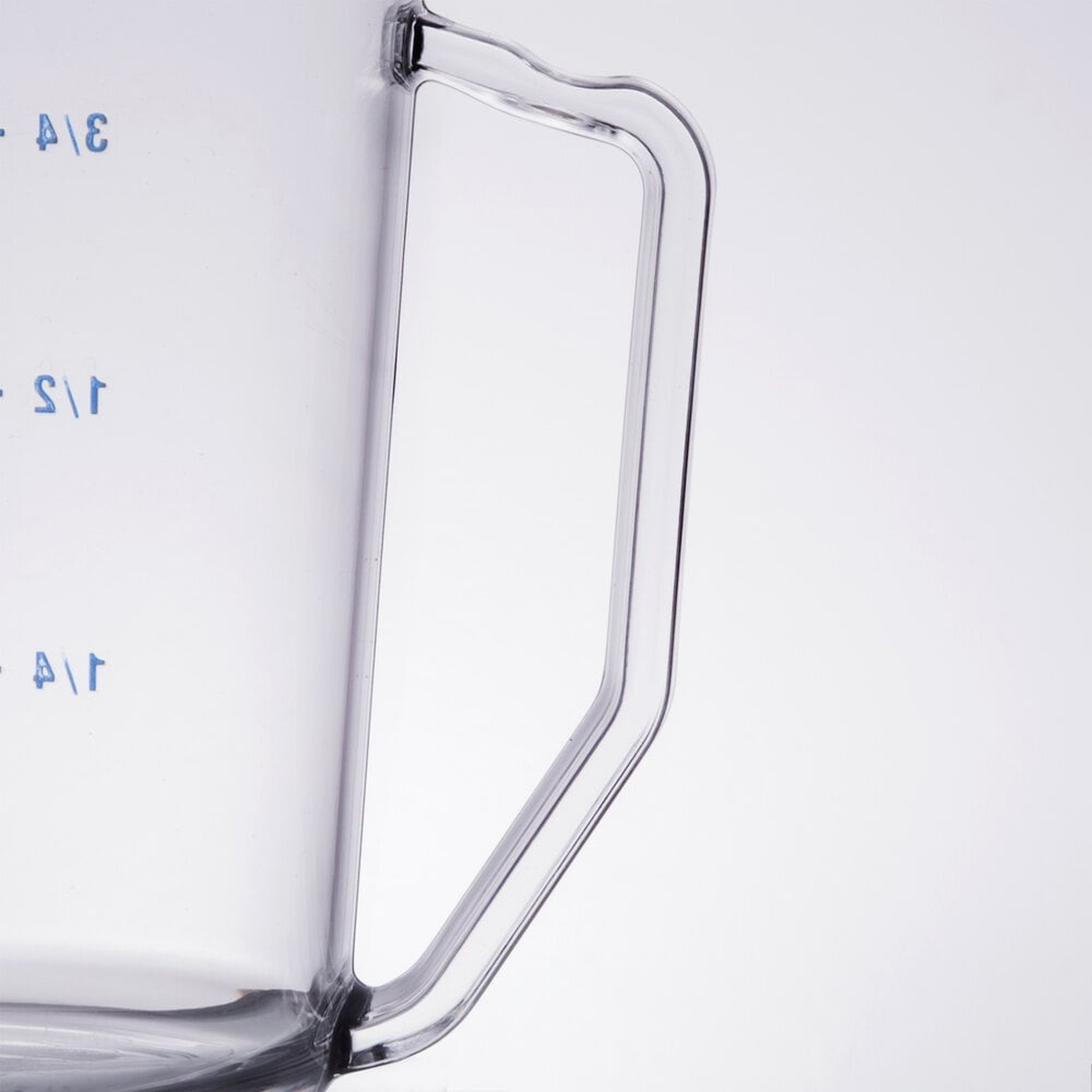Close-up of the molded-in handle on the Cambro 100MCCW135 clear polycarbonate measuring cup