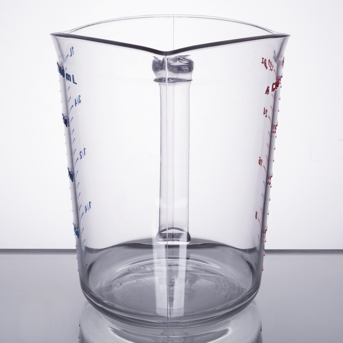 Interior top-down view of the Cambro 100MCCW135 measuring cup showing dual red and blue measurement graduations on all sides