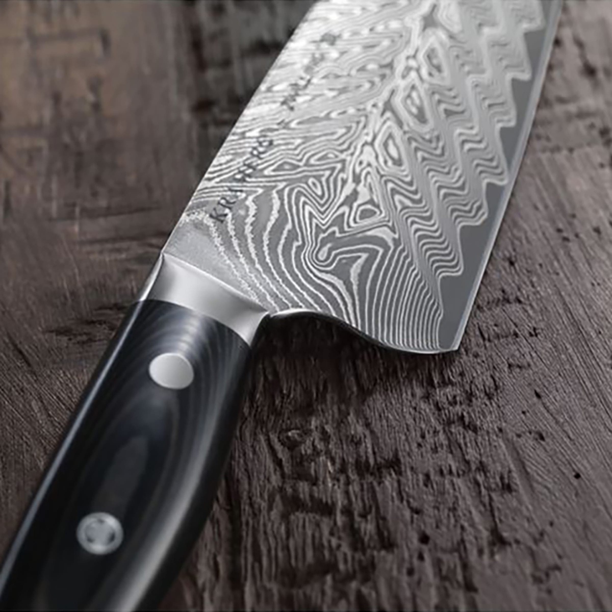 Close up of the 101-layer Chevron Damascus pattern on the Zwilling blade