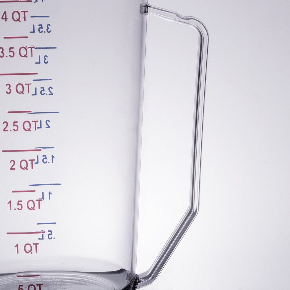 Close-up of the molded-in handle and dual-color graduation markings on the Cambro 4-quart measuring cup showing red quart and blue liter lines
