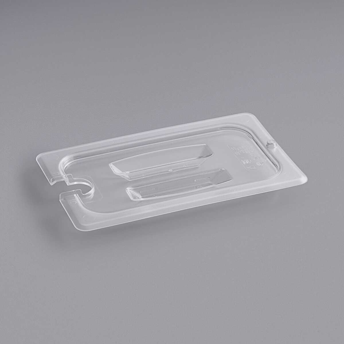 Cambro 40CWCHN135 clear polycarbonate 1/4 size food pan lid with spoon notch and molded handle on gray background