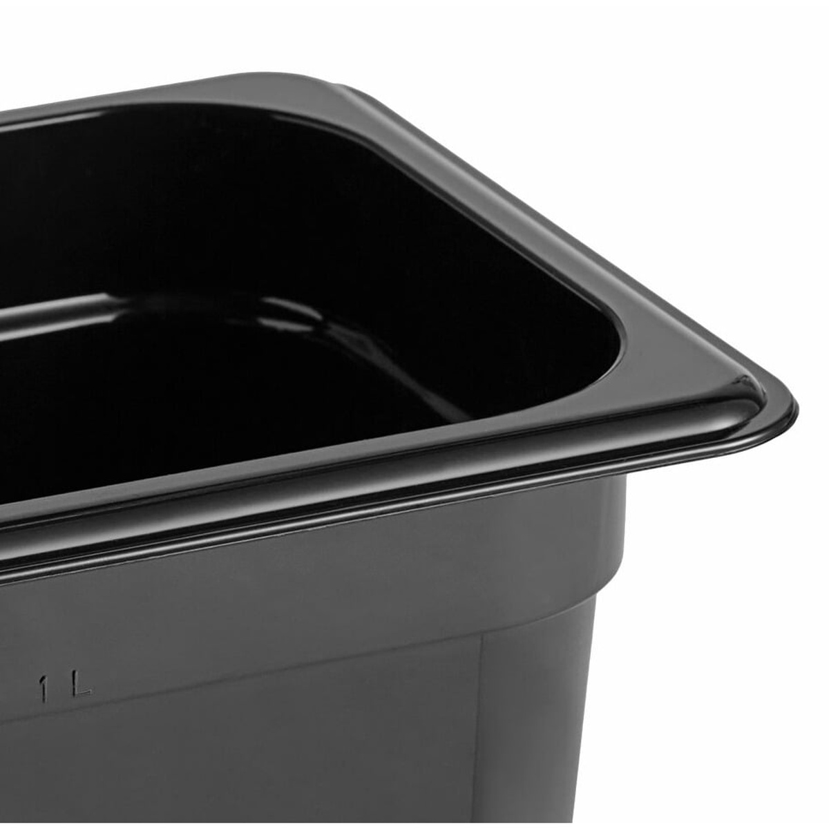 Close-up corner detail of the Cambro 64CW110 black food pan showing the uniform flange edge, smooth nonstick interior, and molded 1-liter graduation marking on the exterior wall