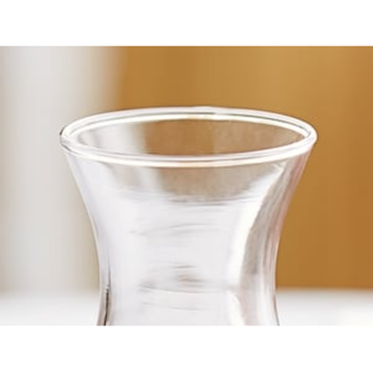 Close-up of the chip-resistant Safedge rim on the Libbey 735 glass carafe