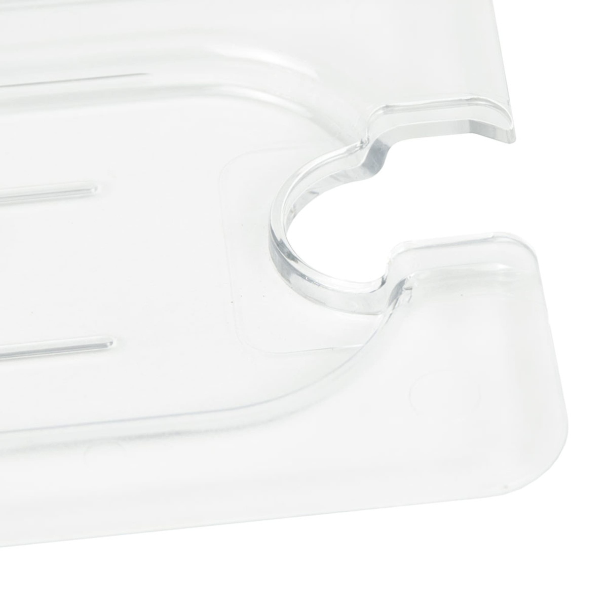 Close-up detail of the molded utensil notch on the Cambro 90CWCN135 clear polycarbonate food pan cover