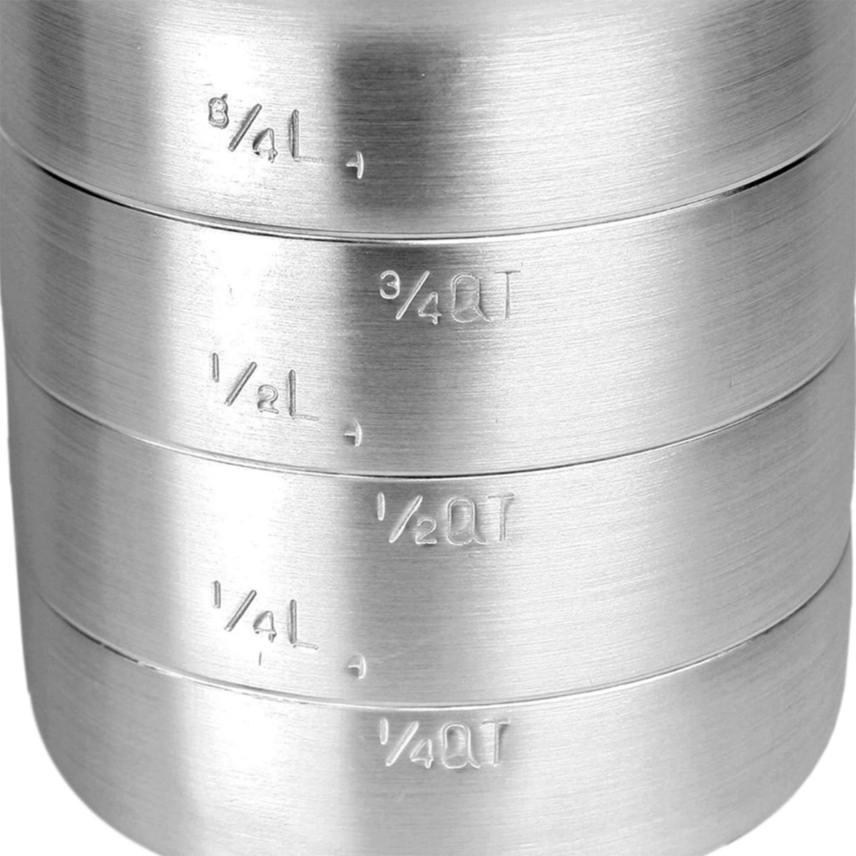 Close-up of embossed measurement markings on the Thunder Group ALKAM010 aluminum measuring cup showing 1/4 QT, 1/2 QT, 3/4 QT and corresponding liter increments