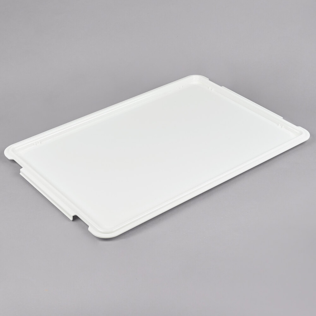Cambro DBC1826CW148 white dough box cover lid, angled view showing flat profile and corner notches