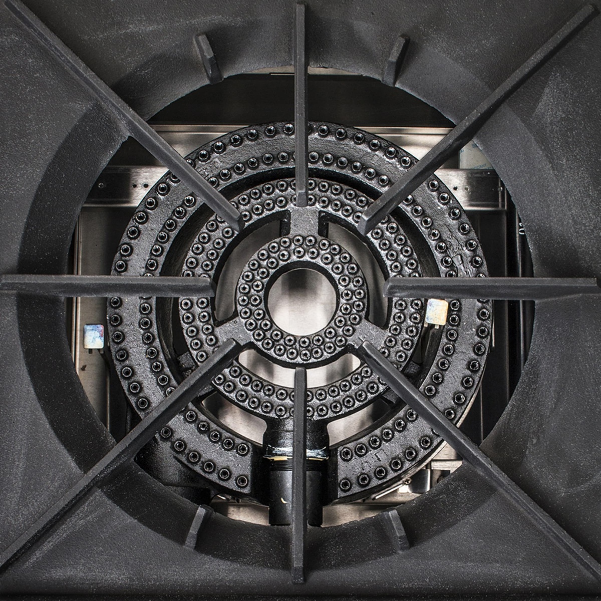 Top-down close-up of the Globe GSP18G cast iron ring-type burner and grate