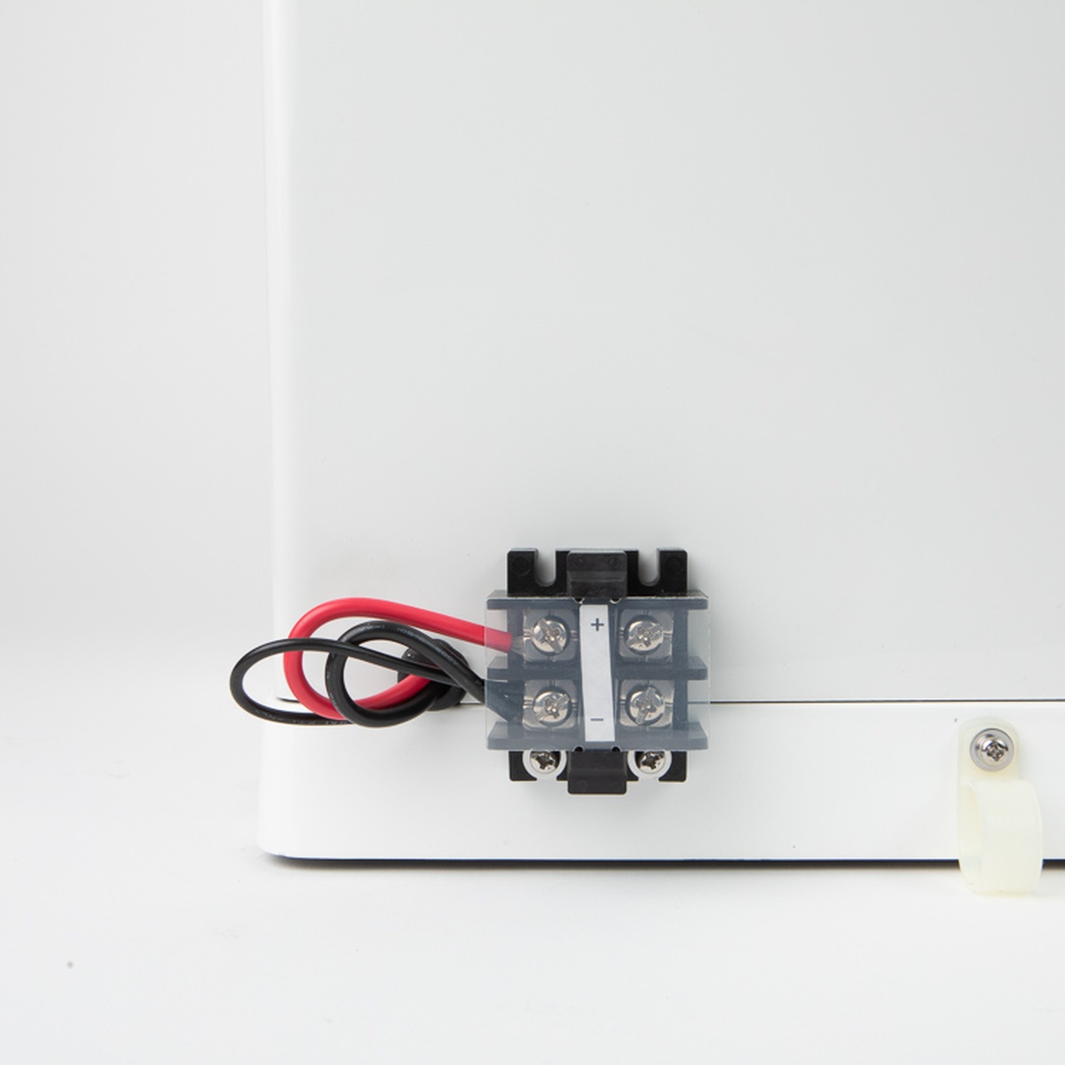Close-up of HC-8EDC 12V DC terminal block with positive and negative battery wire connections