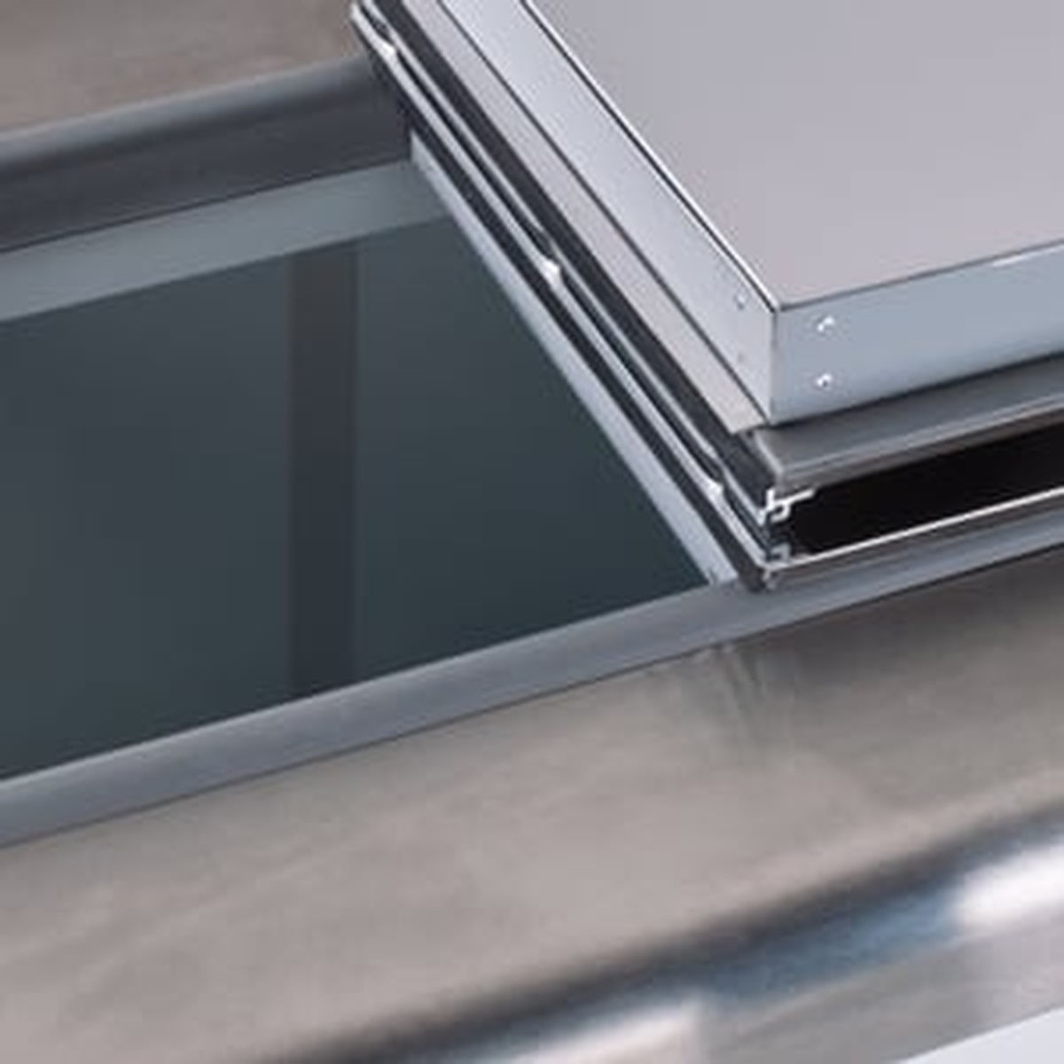 Close-up of the stainless steel lid hinge and seal detail on the Excellence HFF-2HC dipping cabinet top