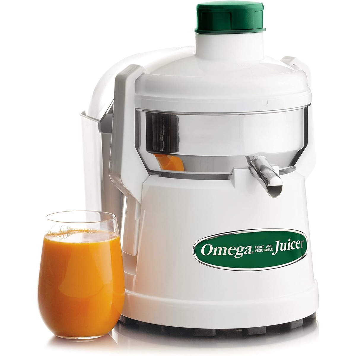 Omega J4000 centrifugal juicer in white with juice glass