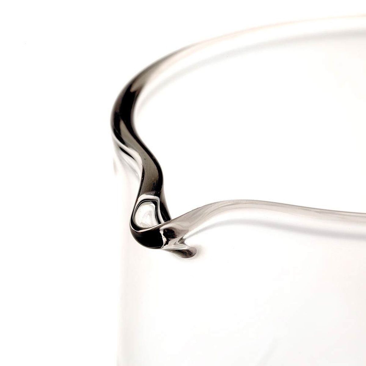 Close-up detail of the integrated pour spout and rim of the Barfly M37088 mixing glass