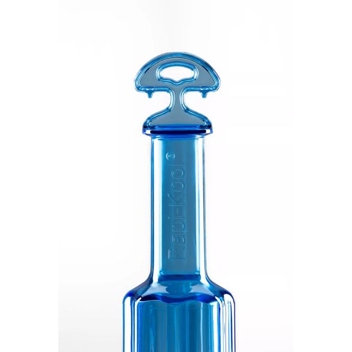 Close-up of the San Jamar Rapi-Kool Plus handle and integrated hang tag on the blue polycarbonate paddle
