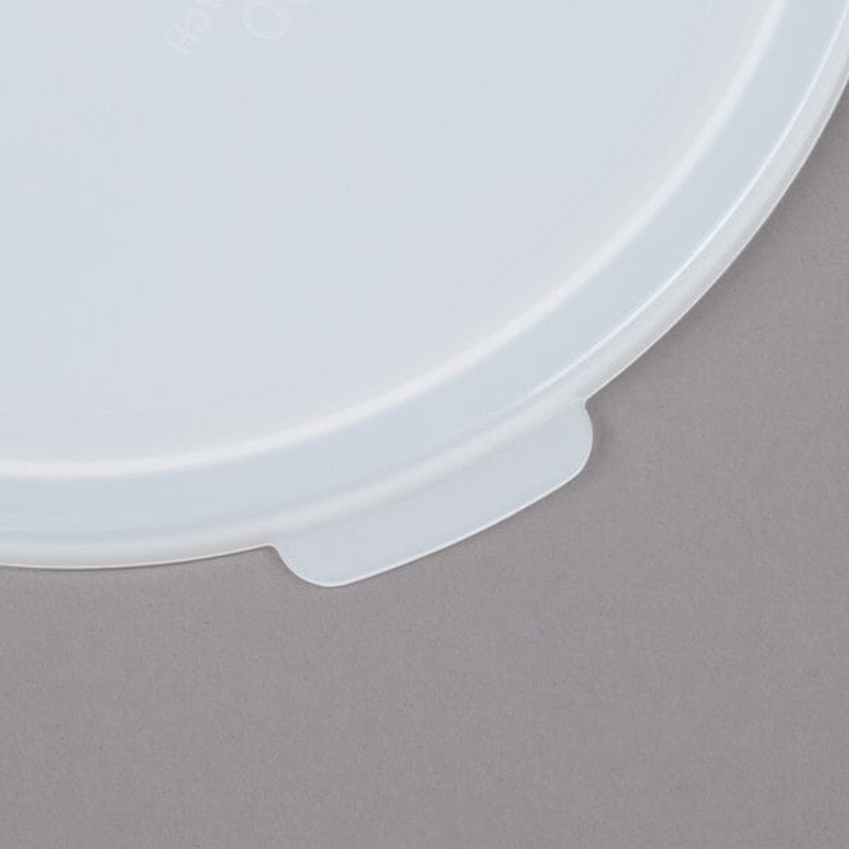 Close-up detail of the Cambro RFSC2148 lid edge showing the thumb tab and sealing rim