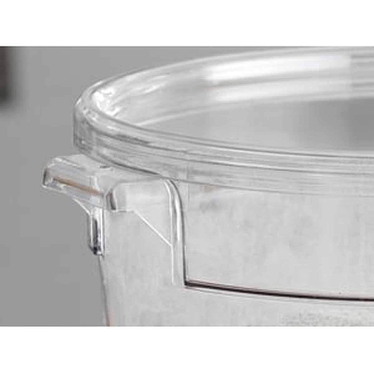 Close-up of the integrated molded handle on the Cambro RFSCW6135 round food storage container showing the drain hole detail