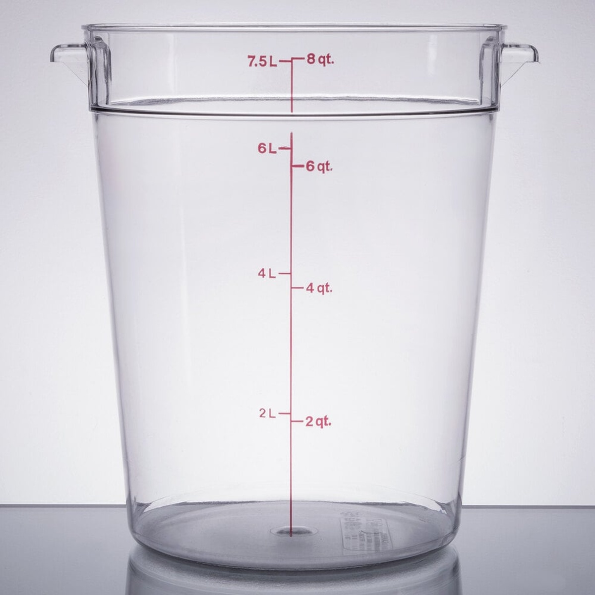 Cambro RFSCW8135 8 Qt. clear round container with red measurement markings and integrated side handles, front view on white background