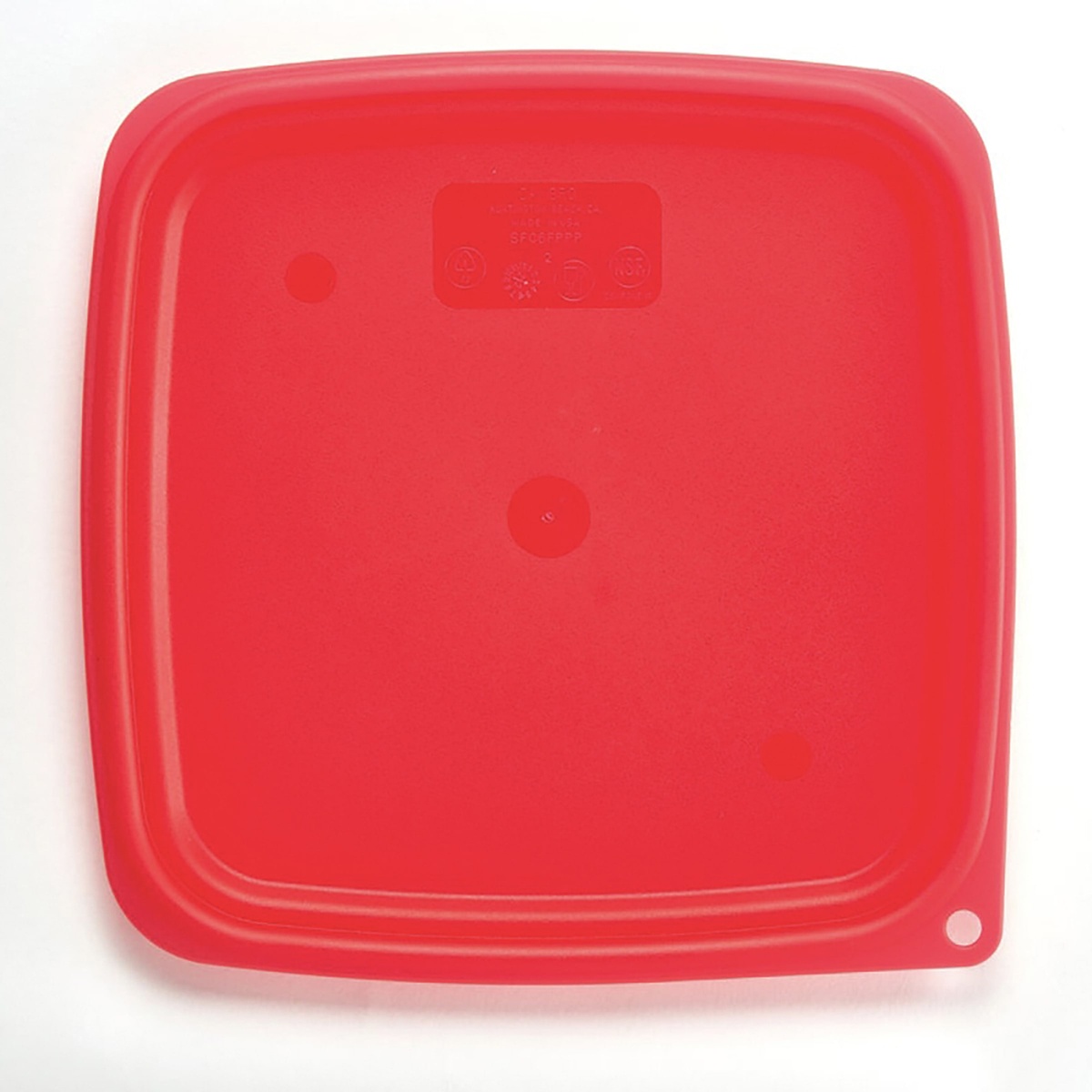Cambro SFC6FPPP266 red square polyethylene lid top-down view showing hanging hole and molded markings