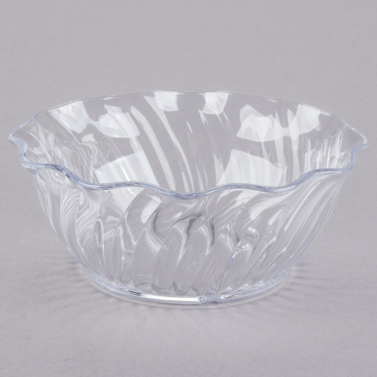Cambro SRB13CW135 clear polycarbonate swirl bowl with scalloped wavy rim, product view