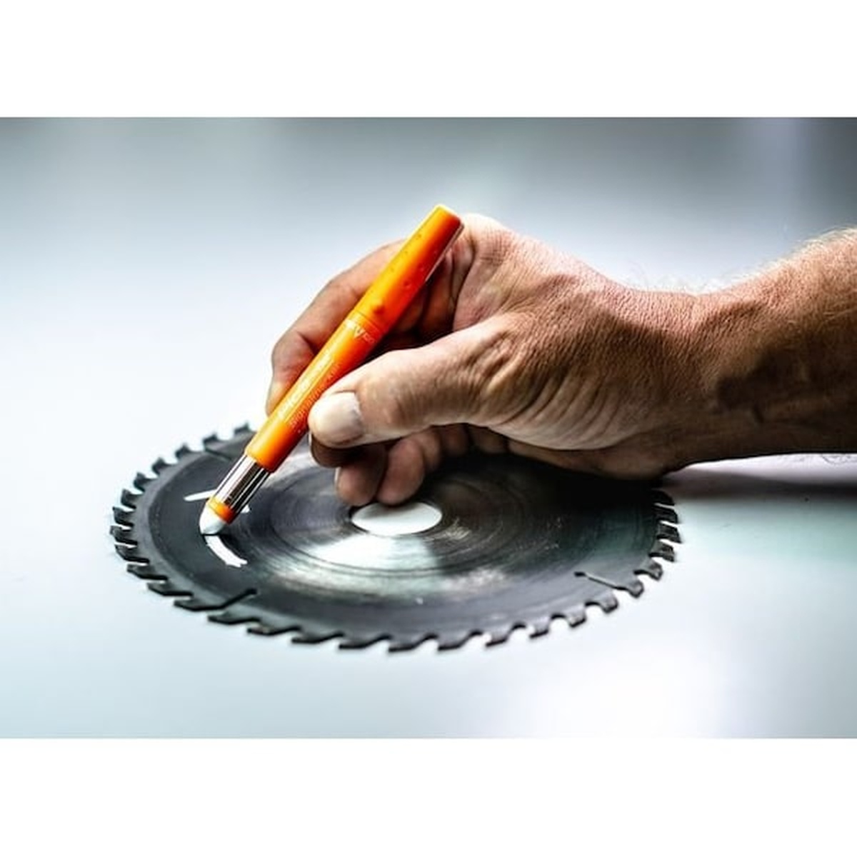 Pica Dry 8080 Pica Gel Signalmarker White marking a metal circular saw blade during shop layout work