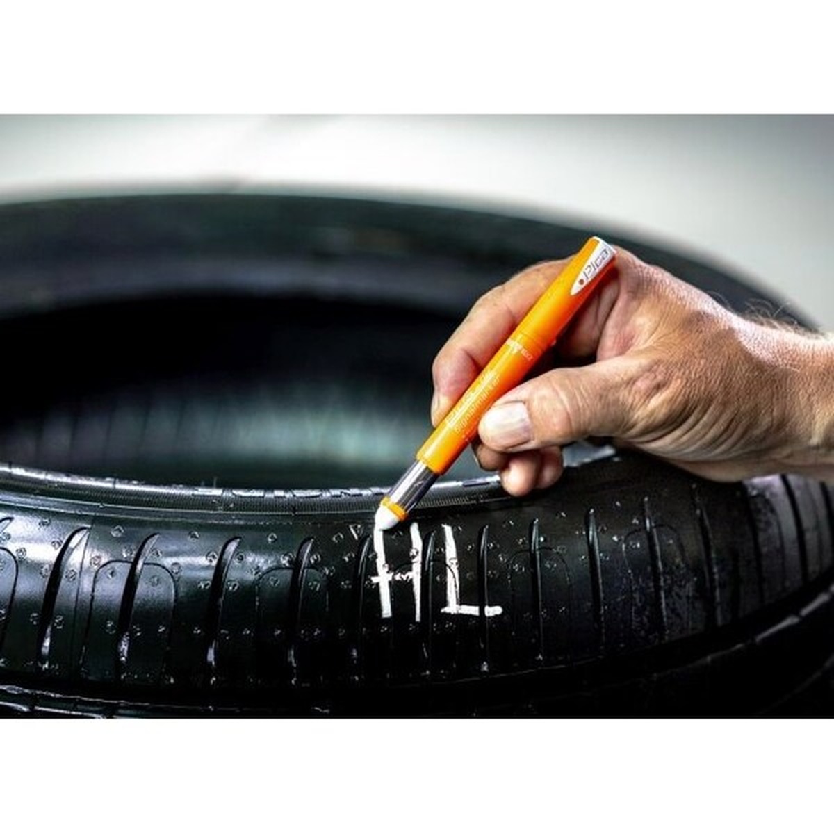 Pica Dry 8081 Pica Gel Signalmarker Blue marking wet rubber tire sidewall during automotive service work