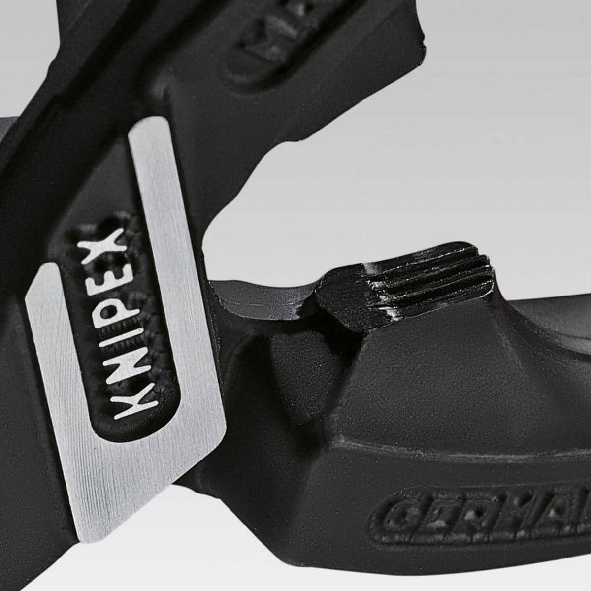 Close-up of the cutting head on KNIPEX 10 in. XL CoBolt Lever Action Bolt Cutters with 64 HRC Cutting Edge showing the compact jaw and cutting edge detail