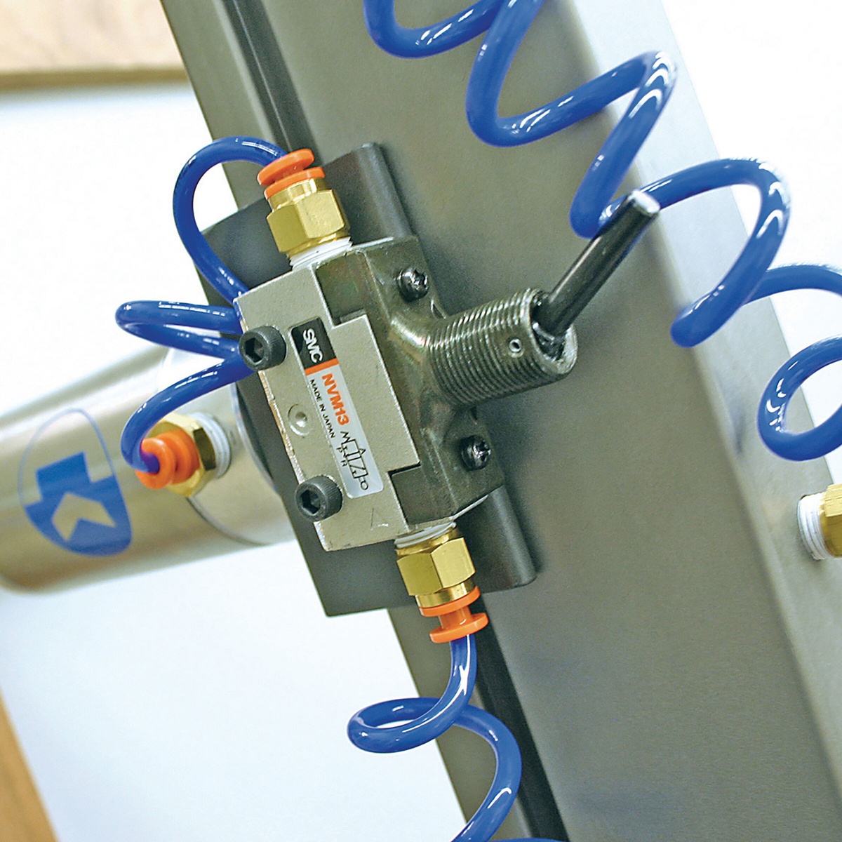 Kreg KFT4X8 4' x 8' Face-Framing Table clamping cylinder and air line hardware close-up for face-frame assembly