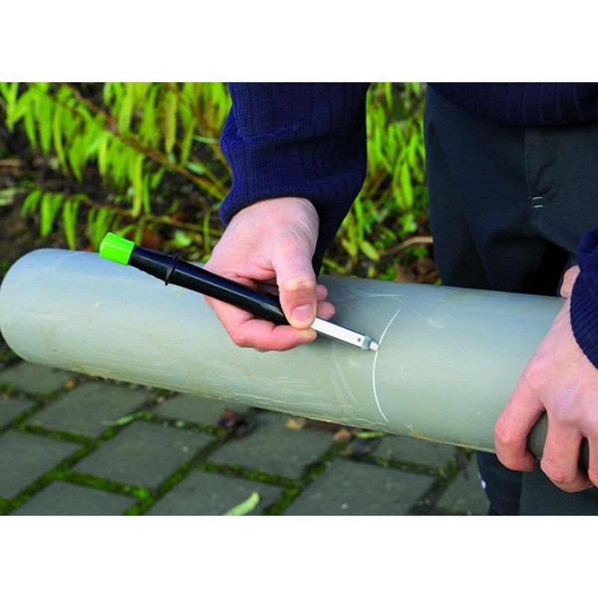 Pica BIG Dry 6060 Longlife Construction Marker drawing a visible mark on plastic pipe during layout work