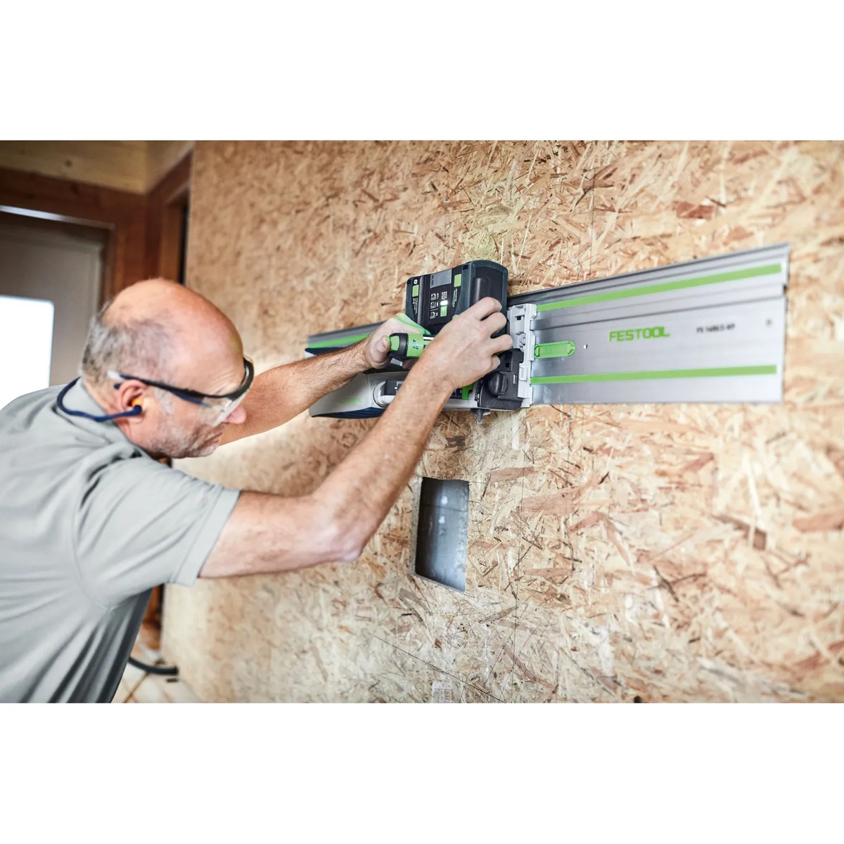 Festool FS 1400/2-KP-Set Guide Rail used with a Festool track saw for a straight cut on an OSB wall panel on a jobsite