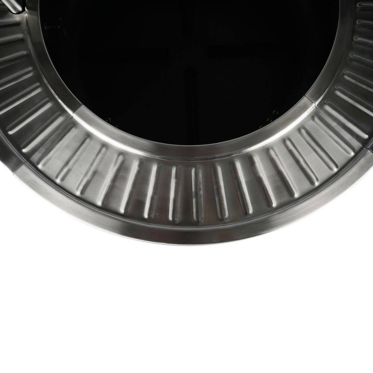 Close-up of the 304 stainless steel searing rim around the pit