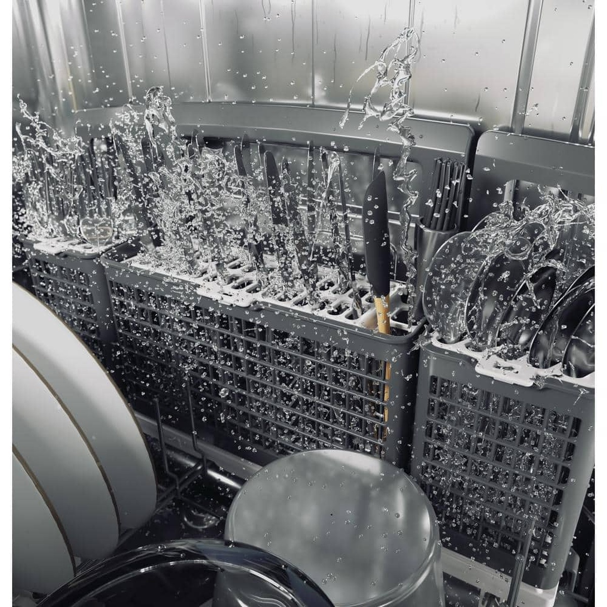 Silverware basket with dedicated jets blasting utensils