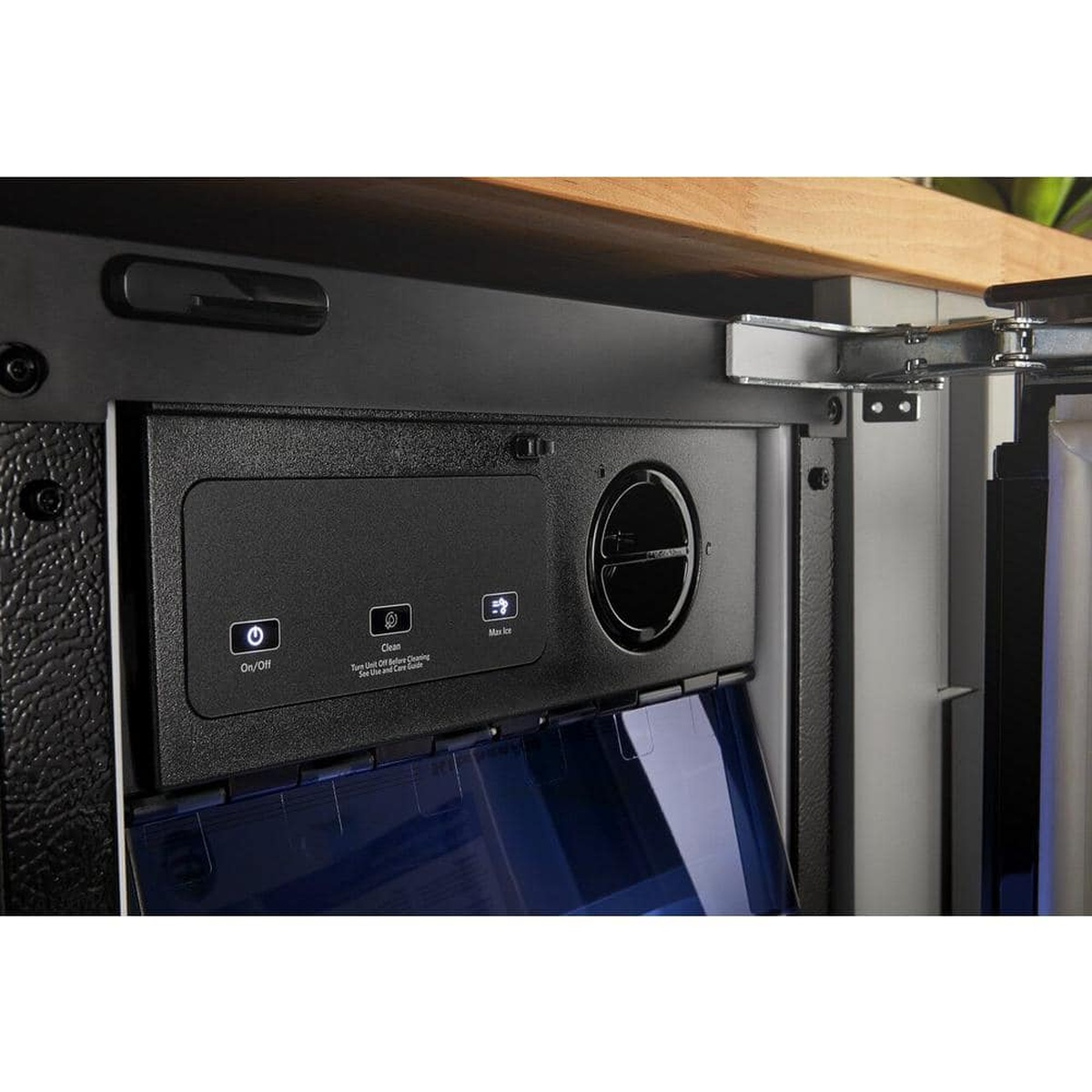 Control panel showing On/Off, Clean, and Max Ice buttons