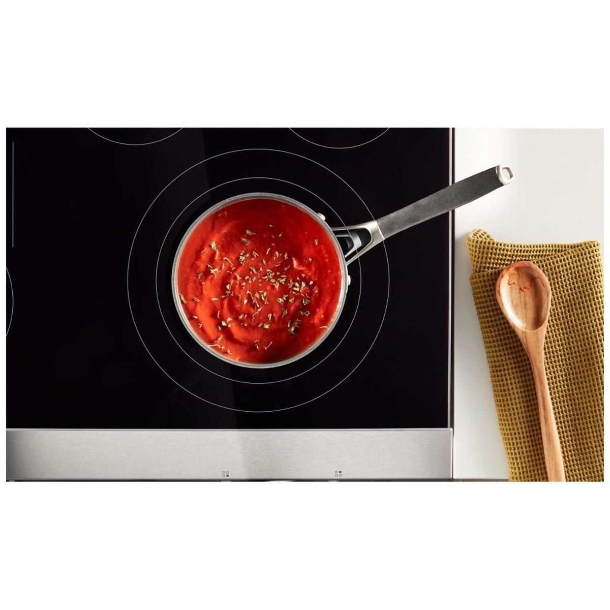 Cooktop top-down view with a pot on a dual-ring radiant element.