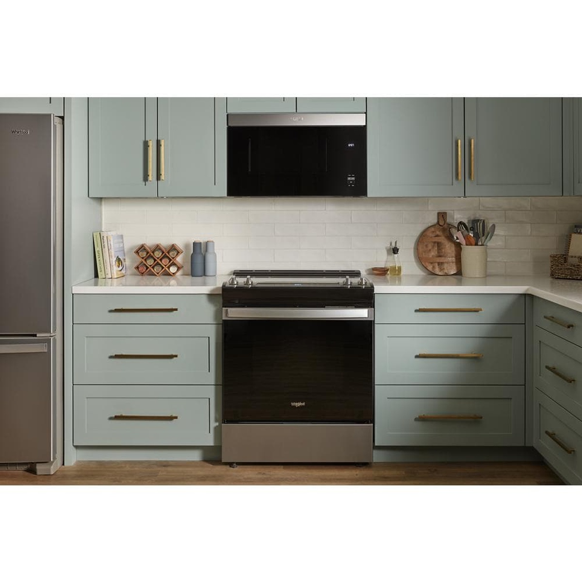 Microwave installed flush in a modern kitchen over the range